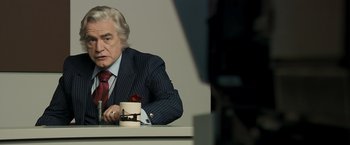 Movie still from “Zodiac” (2007), directed by David Fincher – An older man sitting at a table in front of a computer; Close Up shot, Over the shoulder angle