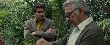 Movie still from “Zodiac” (2007), directed by David Fincher – A man and a man standing next to each other in front of a bush; Close Up shot, Over the shoulder angle
