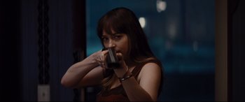 Movie still from “Bad Times at the El Royale” (2018), directed by Drew Goddard – A woman holding a cell phone in her hands; Close Up shot, Over the shoulder angle
