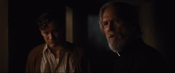 Movie still from “Bad Times at the El Royale” (2018), directed by Drew Goddard – A man and a woman standing next to each other in a dark room; Close Up shot, Over the shoulder angle