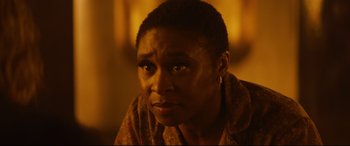 Movie still from “Bad Times at the El Royale” (2018), directed by Drew Goddard – A person sitting in front of a fireplace; Close Up shot, Over the shoulder angle