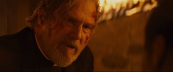 Movie still from “Bad Times at the El Royale” (2018), directed by Drew Goddard – An old man with a beard and a lot of blood on his face; Close Up shot, Over the shoulder angle