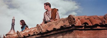Movie still from “Ben-Hur” (1959), directed by William Wyler – A man is standing on the roof of a building; Medium shot, Low angle