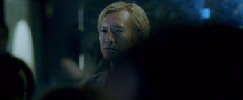 Movie still from “Collateral” (2004), directed by Michael Mann – A person with blonde hair; Close Up shot, Over the shoulder angle