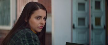 Movie still from “Booksmart” (2019), directed by Olivia Wilde – A woman with long black hair is sitting in front of a laptop; Close Up shot, Over the shoulder angle