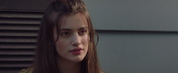 Movie still from “Booksmart” (2019), directed by Olivia Wilde – A person with long brown hair; Close Up shot, Over the shoulder angle