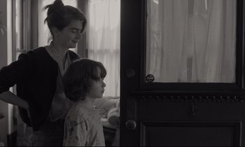 Movie still from “C'mon C'mon” (2021), directed by Mike Mills – A woman standing next to a young girl; Medium shot, Over the shoulder angle