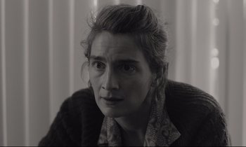 Movie still from “C'mon C'mon” (2021), directed by Mike Mills – A black - and - white photo of a woman looking at the camera; Close Up shot, Over the shoulder angle