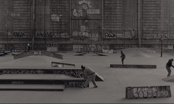 Movie still from “C'mon C'mon” (2021), directed by Mike Mills – A man riding a skate board on top of a ramp; Extreme Wide shot, High angle