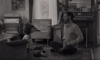 Movie still from “C'mon C'mon” (2021), directed by Mike Mills – A man sitting on the ground with a child; Medium shot, Over the shoulder angle