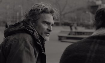 Movie still from “C'mon C'mon” (2021), directed by Mike Mills – Black and white photograph of a man with long hair; Close Up shot, Over the shoulder angle