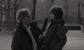 Movie still from “C'mon C'mon” (2021), directed by Mike Mills – A man and a woman are standing together outside; Medium shot, Over the shoulder angle