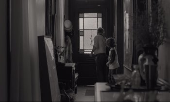 Movie still from “C'mon C'mon” (2021), directed by Mike Mills – A man and a child standing in front of an open door; Wide shot, Over the shoulder angle