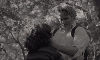 Movie still from “C'mon C'mon” (2021), directed by Mike Mills – A man and a woman standing next to each other in a park; Close Up shot, Over the shoulder angle