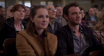 Movie still from “CODA” (2021), directed by Sian Heder – A woman and a man are sitting in front of a crowd; Close Up shot, Over the shoulder angle