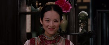 Movie still from “Crouching Tiger, Hidden Dragon” (2000), directed by Ang Lee – A young woman wearing traditional chinese clothing with a flower in her hair; Close Up shot, Over the shoulder angle