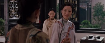Movie still from “Crouching Tiger, Hidden Dragon” (2000), directed by Ang Lee – A group of women standing next to each other in front of a mirror; Medium shot, Over the shoulder angle