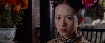 Movie still from “Crouching Tiger, Hidden Dragon” (2000), directed by Ang Lee – A young woman in oriental dress looking into the camera; Close Up shot, Over the shoulder angle