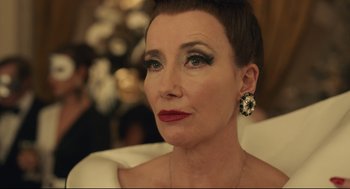 Movie still from “Cruella” (2021), directed by Craig Gillespie – A person with short hair wearing a necklace; Close Up shot, Over the shoulder angle