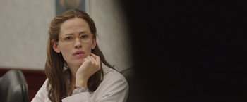 Movie still from “Dallas Buyers Club” (2013), directed by Jean-Marc Vallée – A woman wearing glasses and a white shirt is sitting down; Close Up shot, Over the shoulder angle