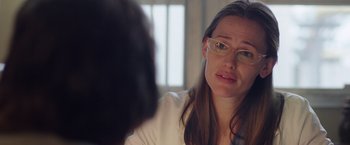Movie still from “Dallas Buyers Club” (2013), directed by Jean-Marc Vallée – A woman wearing glasses and a white shirt is talking to a man; Close Up shot, Over the shoulder angle