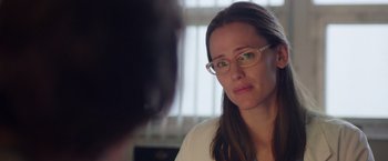 Movie still from “Dallas Buyers Club” (2013), directed by Jean-Marc Vallée – A woman wearing glasses looking at the camera; Close Up shot, Over the shoulder angle