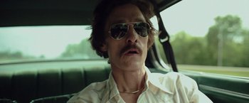 Movie still from “Dallas Buyers Club” (2013), directed by Jean-Marc Vallée – A person wearing sunglasses in a car; Close Up shot, Low angle