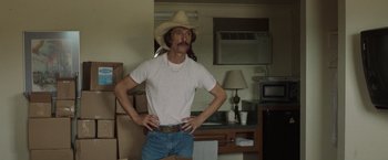 Movie still from “Dallas Buyers Club” (2013), directed by Jean-Marc Vallée – A man in a white shirt and a cowboy hat; Medium shot, Over the shoulder angle