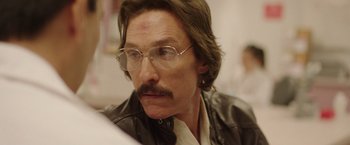 Movie still from “Dallas Buyers Club” (2013), directed by Jean-Marc Vallée – A person wearing glasses and a leather jacket; Close Up shot, Over the shoulder angle
