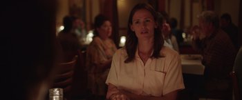 Movie still from “Dallas Buyers Club” (2013), directed by Jean-Marc Vallée – A woman sitting in front of a group of other people; Medium shot, Over the shoulder angle