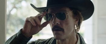 Movie still from “Dallas Buyers Club” (2013), directed by Jean-Marc Vallée – A person wearing a hat and sunglasses; Close Up shot, Over the shoulder angle