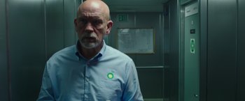 Movie still from “Deepwater Horizon” (2016), directed by Peter Berg – An older man with a bald head wearing a blue shirt; Close Up shot, Low angle