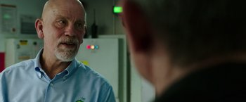 Movie still from “Deepwater Horizon” (2016), directed by Peter Berg – A man with a shaved head talking to another man in front of a refrigerator; Close Up shot, Over the shoulder angle