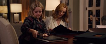 Movie still from “Gifted” (2017), directed by Marc Webb – A woman and a girl are looking at a laptop; Medium shot, Over the shoulder angle