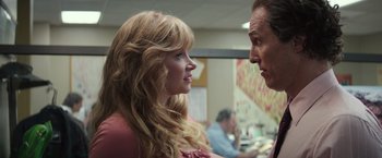 Movie still from “Gold” (2016), directed by Stephen Gaghan – A man and a woman talking to each other; Close Up shot, Over the shoulder angle