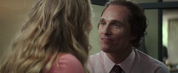 Movie still from “Gold” (2016), directed by Stephen Gaghan – A man and a woman are looking at each other; Close Up shot, Over the shoulder angle