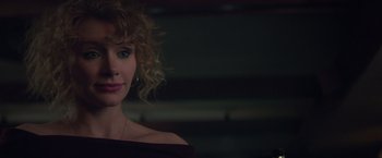 Movie still from “Gold” (2016), directed by Stephen Gaghan – A person with curly blonde hair; Close Up shot, Over the shoulder angle