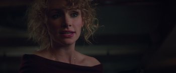 Movie still from “Gold” (2016), directed by Stephen Gaghan – A person with curly blonde hair; Close Up shot, Over the shoulder angle