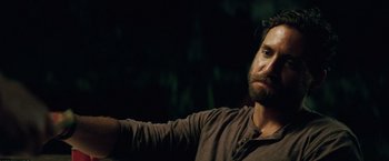 Movie still from “Gold” (2016), directed by Stephen Gaghan – A man is holding something in his right hand; Close Up shot, Over the shoulder angle