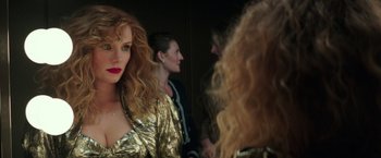 Movie still from “Gold” (2016), directed by Stephen Gaghan – A group of women standing next to each other in front of a mirror; Close Up shot, Over the shoulder angle
