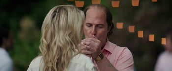 Movie still from “Gold” (2016), directed by Stephen Gaghan – A man and a woman are kissing in a park; Close Up shot, Over the shoulder angle