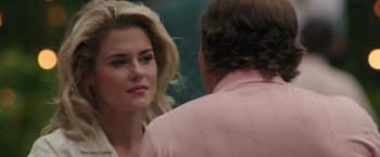 Movie still from “Gold” (2016), directed by Stephen Gaghan – A man and a woman talking to each other; Close Up shot, Over the shoulder angle