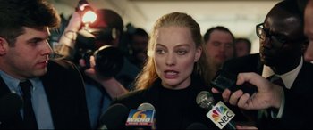 Movie still from “I, Tonya” (2017), directed by Craig Gillespie – A woman is being interviewed by a bunch of reporters; Close Up shot, Over the shoulder angle