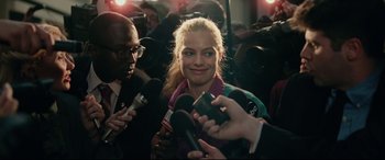 Movie still from “I, Tonya” (2017), directed by Craig Gillespie – A woman is being interviewed by a group of reporters; Close Up shot, Over the shoulder angle