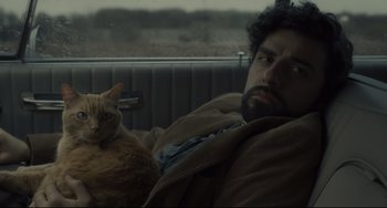 Movie still from “Inside Llewyn Davis” (2013), directed by Ethan Coen – A man and a cat sitting in the back of a car; Close Up shot, Over the shoulder angle