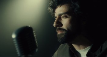 Movie still from “Inside Llewyn Davis” (2013), directed by Ethan Coen – A man with a beard is looking into a mirror; Close Up shot, Over the shoulder angle