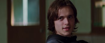 Movie still from “Insomnia” (2002), directed by Christopher Nolan – A person with long brown hair; Close Up shot, Over the shoulder angle