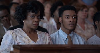 Movie still from “Just Mercy” (2019), directed by Destin Daniel Cretton – A woman and a man sitting next to each other in a church; Close Up shot, Over the shoulder angle