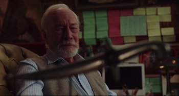 Movie still from “Knives Out” (2019), directed by Rian Johnson – An older man sitting in front of a bunch of post it notes; Close Up shot, Over the shoulder angle