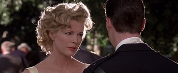 Movie still from “L.A. Confidential” (1997), directed by Curtis Hanson – A man and a woman are standing next to each other; Close Up shot, Over the shoulder angle